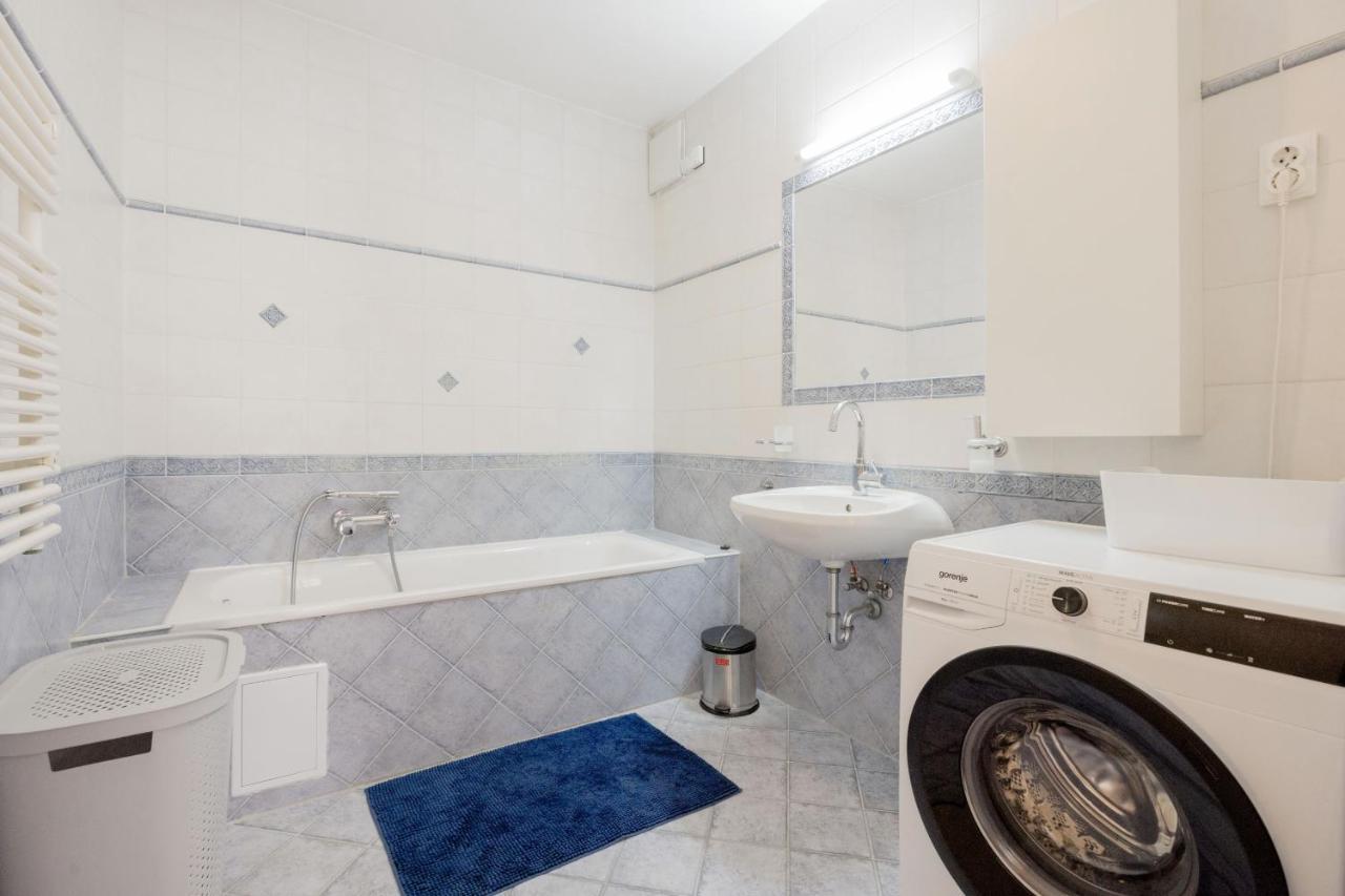 Bright And Spacious Penthouse W/ Terrace & Parking Budapest Bagian luar foto