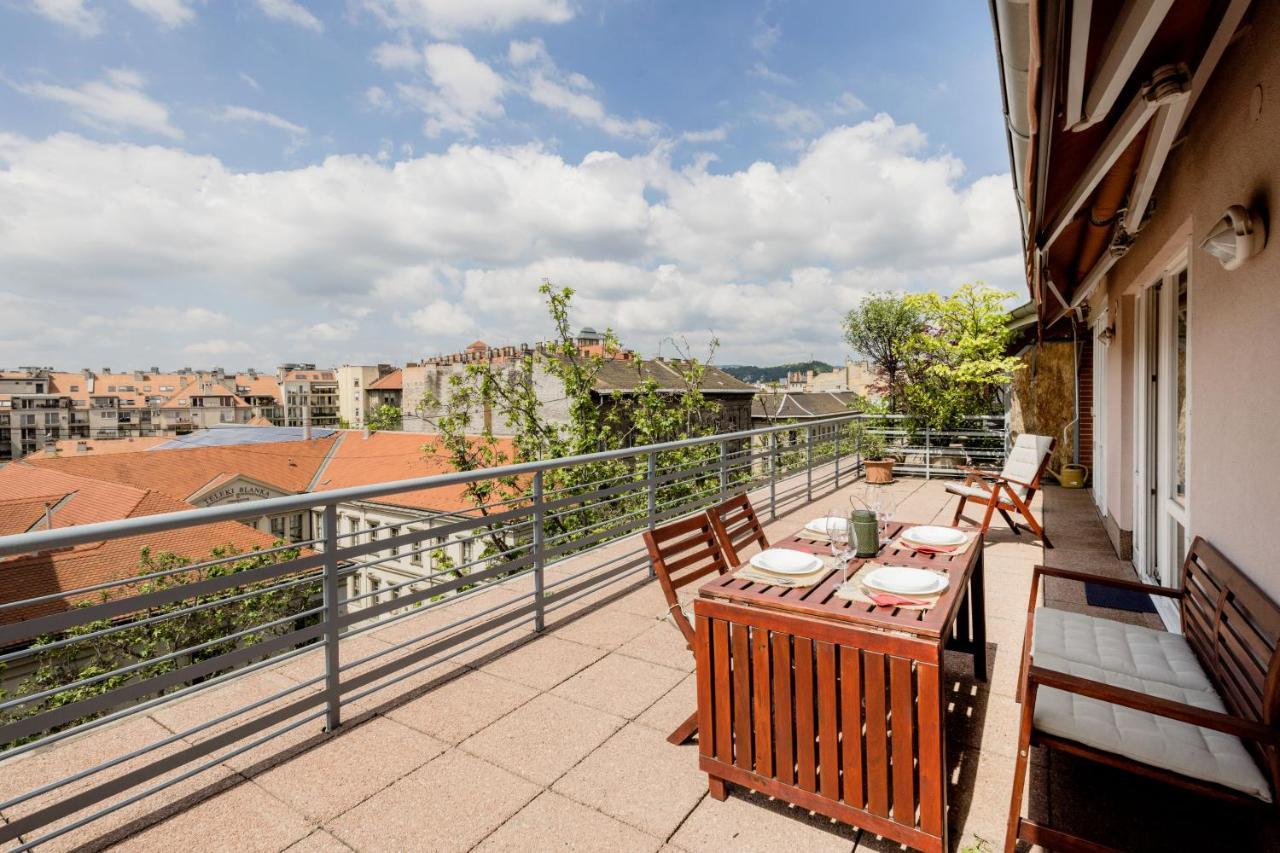 Bright And Spacious Penthouse W/ Terrace & Parking Budapest Bagian luar foto