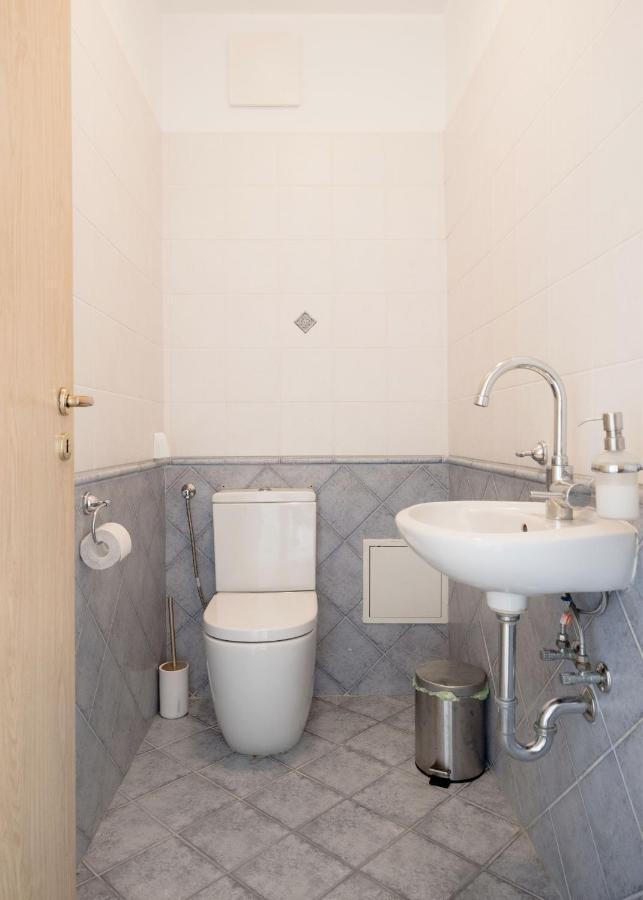 Bright And Spacious Penthouse W/ Terrace & Parking Budapest Bagian luar foto
