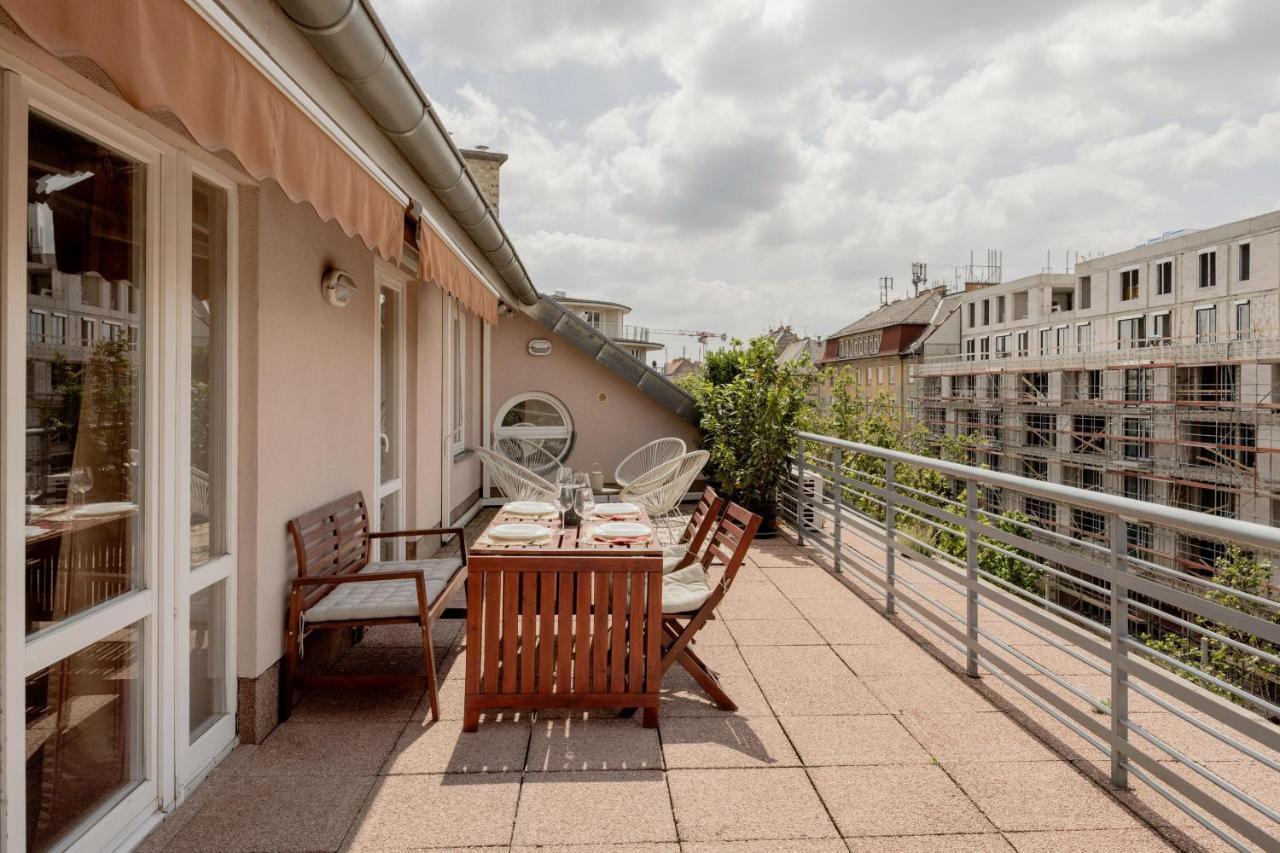 Bright And Spacious Penthouse W/ Terrace & Parking Budapest Bagian luar foto